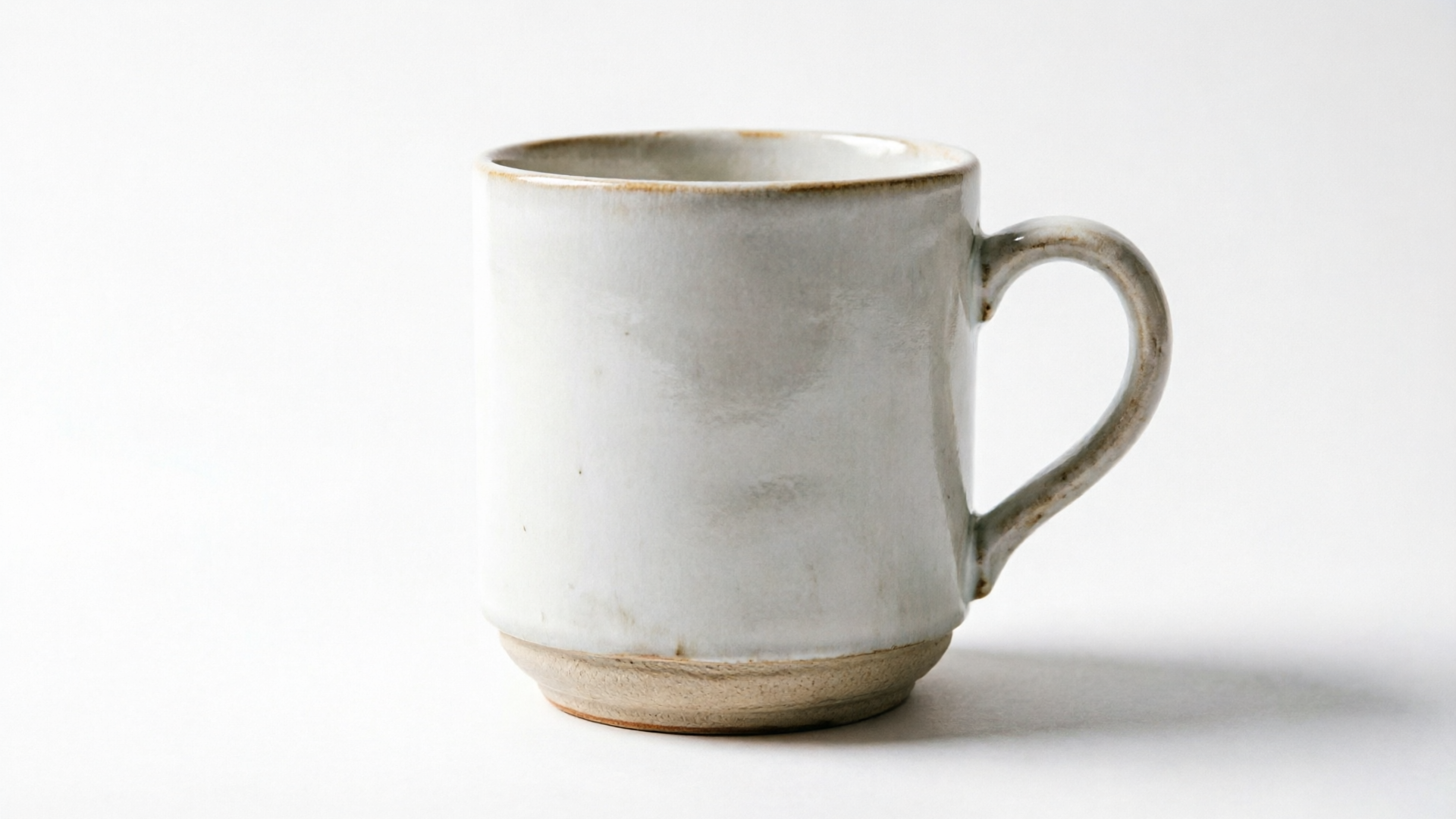 High-detail white-background catalog packshot of the mug