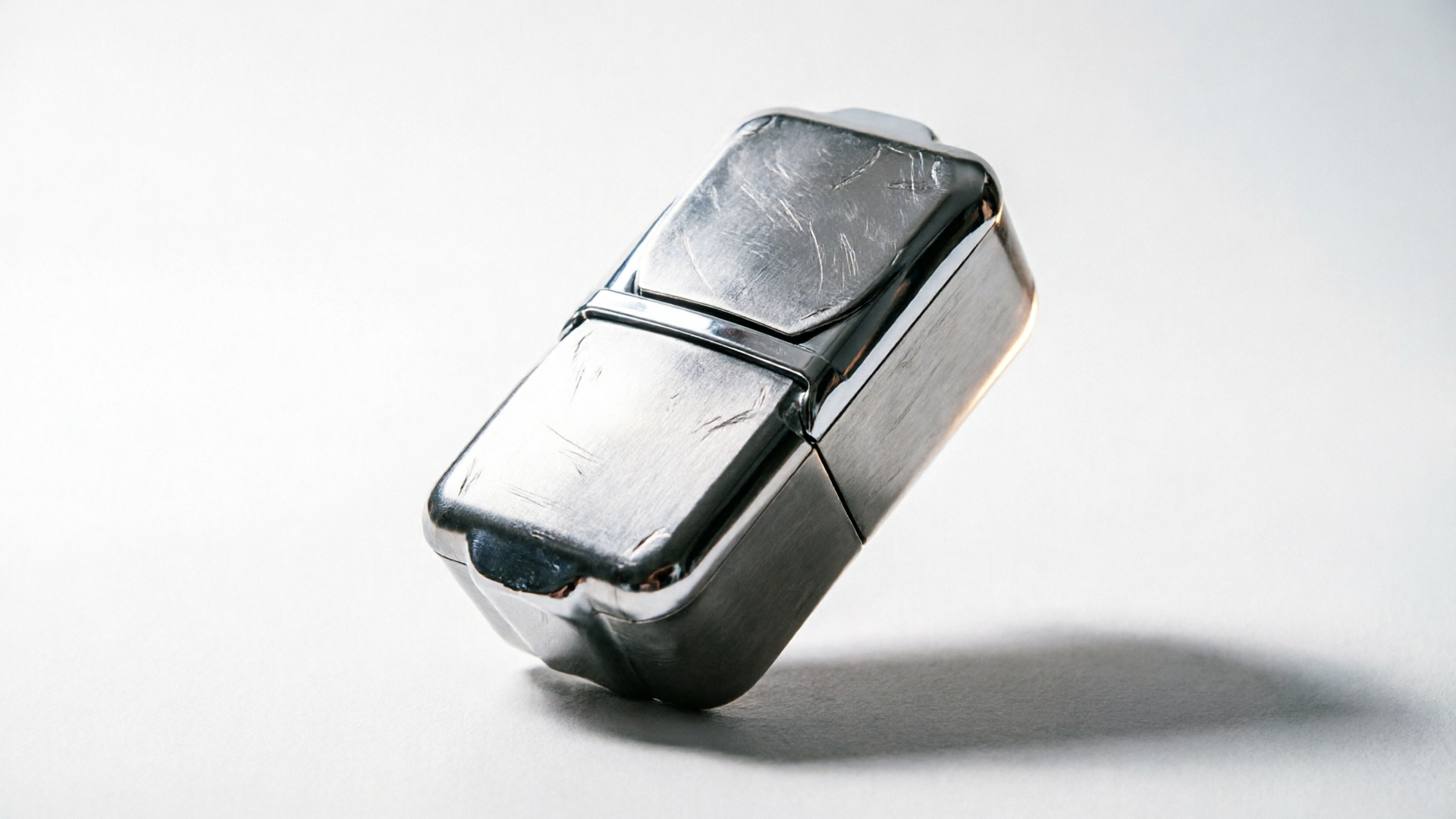 Product photo rotating in 3D with rim lighting